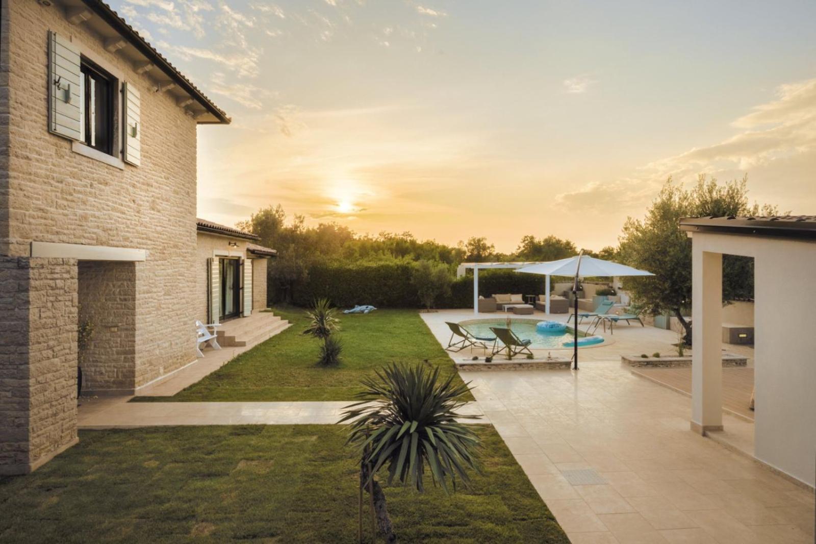 Luxury Villa In Istria - 9,000 Sqm Private Estate With Pool & Sauna, 15 Min To Sea, Near Fazana, 3 Bedrooms Juršići Bagian luar foto